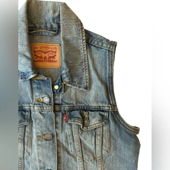 Levi's Classic Denim Trucker Vest for Fall Women’s size M - Picture 2 of 9